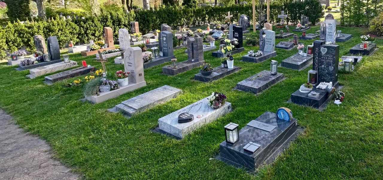 Beispiel Urnenreihengrabstätten auf dem Künzeller Friedhof
